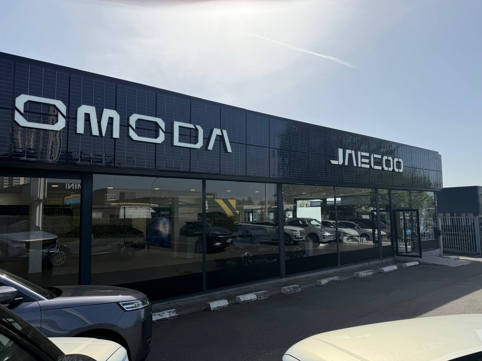 Façade de la concession OMODA JAECOO à Villeneuve-d'Ascq